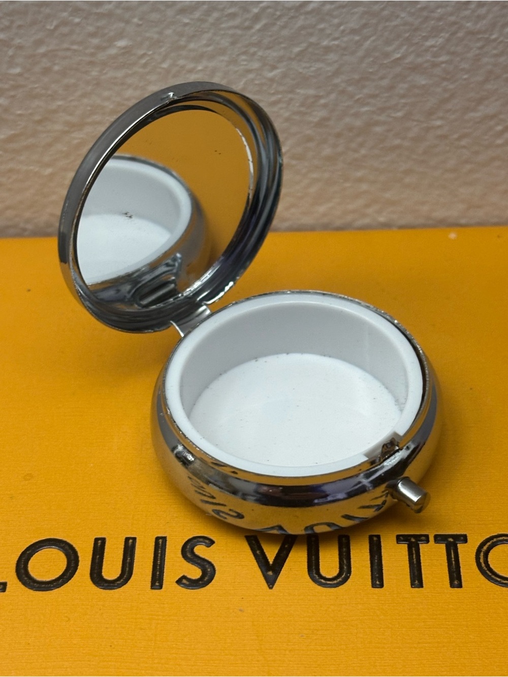 Louis Vuitton Pill Box, Pill Container, Jewelry Box 2 in diameter - Picture 3 of 4
